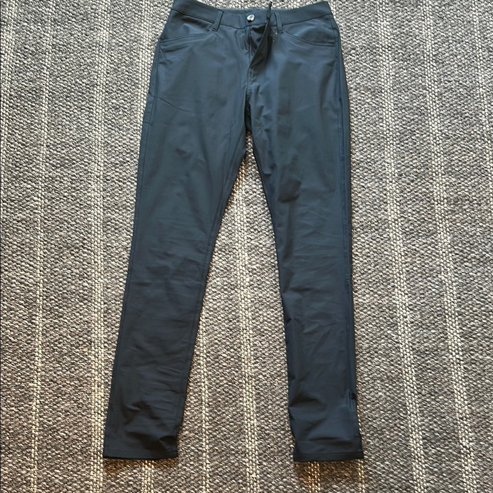 Vuori Men's Navy Blue Slim Fit Pants